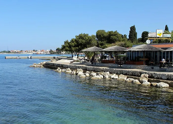 Πανσιόν And By The Sea - 5874 3*